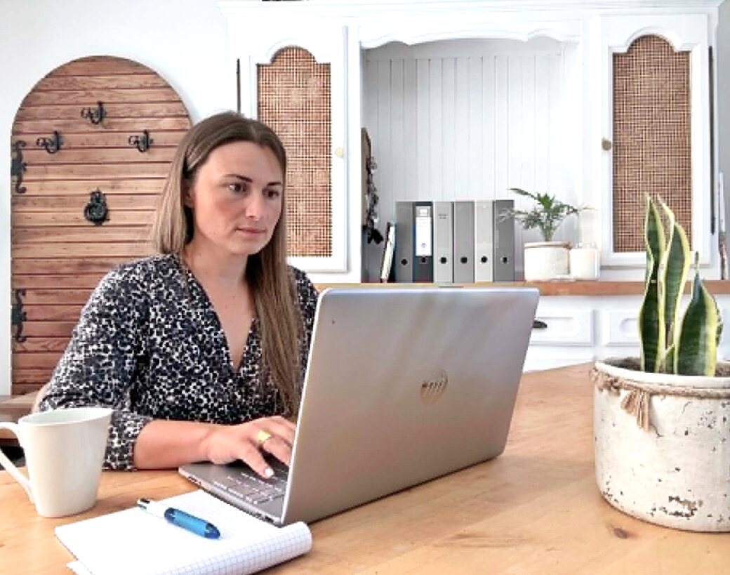 Ilona en train de travailler sur la gestion administrative d'un client