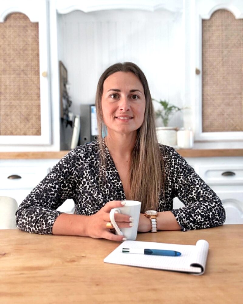 Ilona, disponible pour échanger autour d'un café sur vos besoins